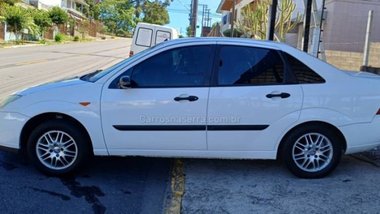 FORD - FOCUS - 2000/2001 - Branca - R$ 15.000,00
