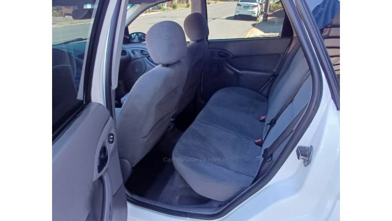 FORD - FOCUS - 2000/2001 - Branca - R$ 15.000,00