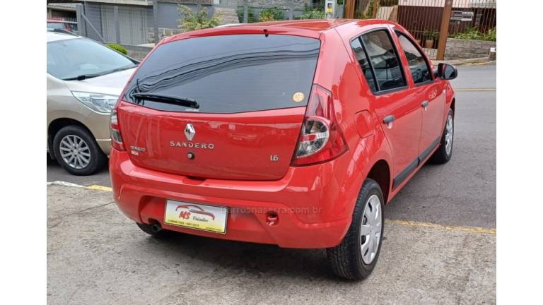 RENAULT - SANDERO - 2011/2012 - Vermelha - R$ 27.900,00