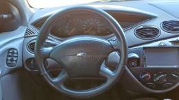 FORD - FOCUS - 2000/2001 - Branca - R$ 15.000,00