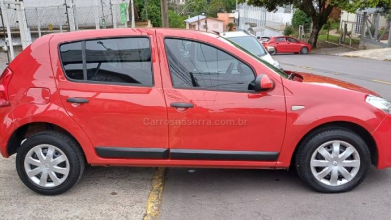 RENAULT - SANDERO - 2011/2012 - Vermelha - R$ 27.900,00