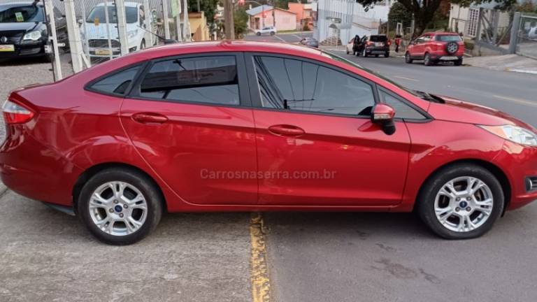 FORD - FIESTA - 2015/2015 - Vermelha - R$ 41.900,00