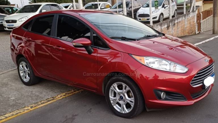 FORD - FIESTA - 2015/2015 - Vermelha - R$ 41.900,00