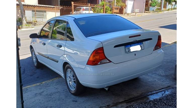 FORD - FOCUS - 2000/2001 - Branca - R$ 15.000,00