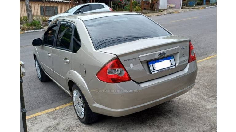 FORD - FIESTA - 2010/2010 - Prata - R$ 26.900,00