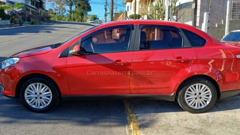 FIAT - GRAND SIENA - 2016/2016 - Vermelha - R$ 38.500,00
