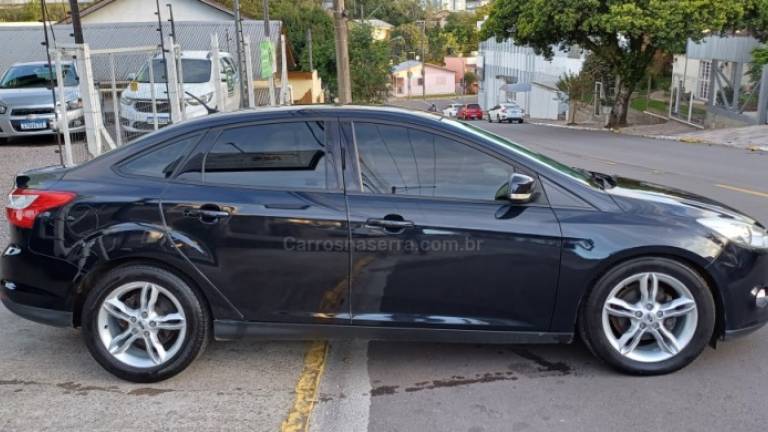 FORD - FOCUS - 2013/2014 - Preta - R$ 44.900,00