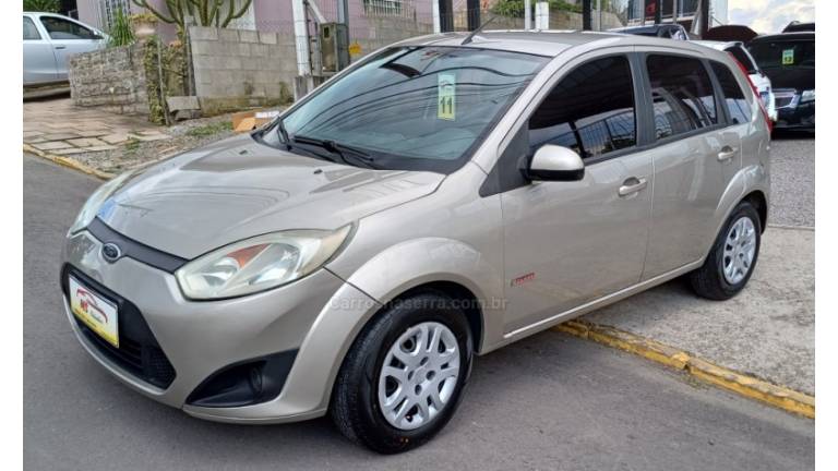 FORD - FIESTA - 2010/2011 - Prata - R$ 22.900,00