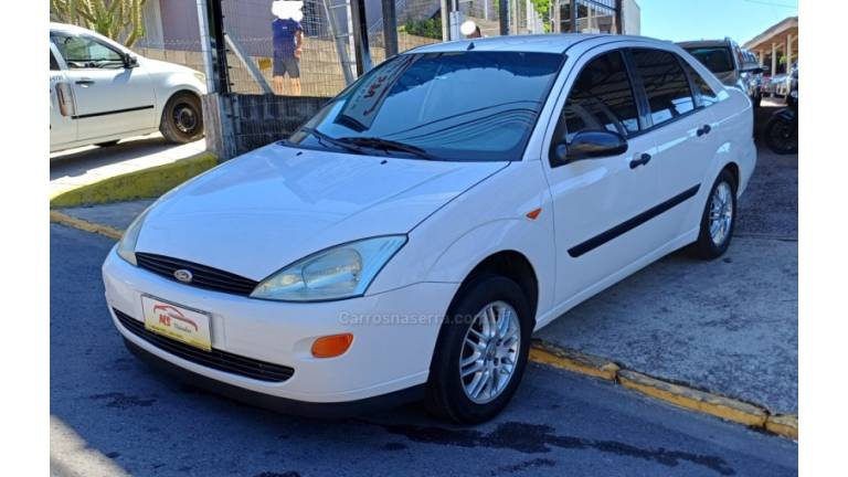 FORD - FOCUS - 2000/2001 - Branca - R$ 15.000,00