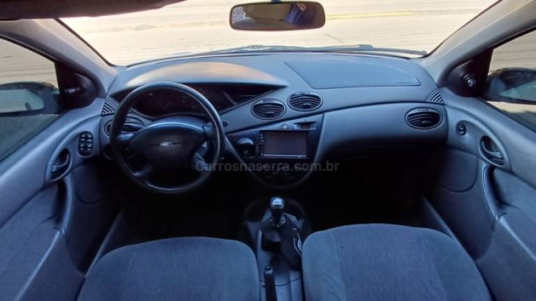 FORD - FOCUS - 2000/2001 - Branca - R$ 15.000,00