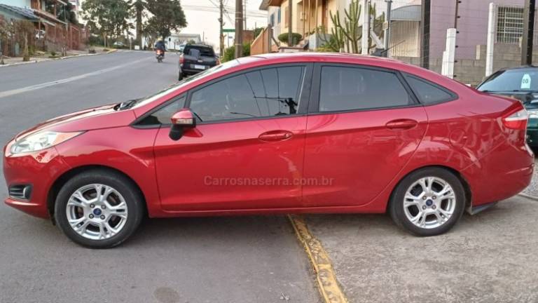 FORD - FIESTA - 2015/2015 - Vermelha - R$ 41.900,00