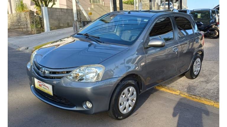 TOYOTA - ETIOS - 2013/2013 - Cinza - R$ 39.900,00