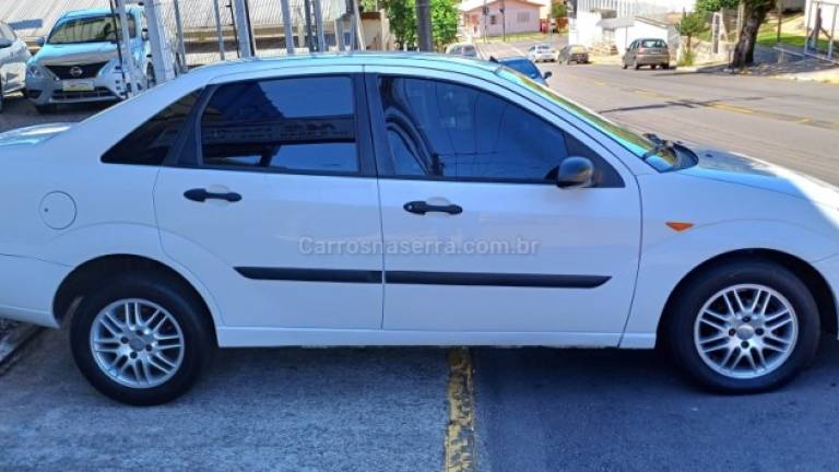 FORD - FOCUS - 2000/2001 - Branca - R$ 15.000,00