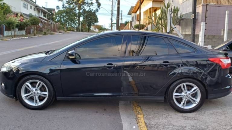 FORD - FOCUS - 2013/2014 - Preta - R$ 44.900,00