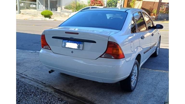 FORD - FOCUS - 2000/2001 - Branca - R$ 15.000,00
