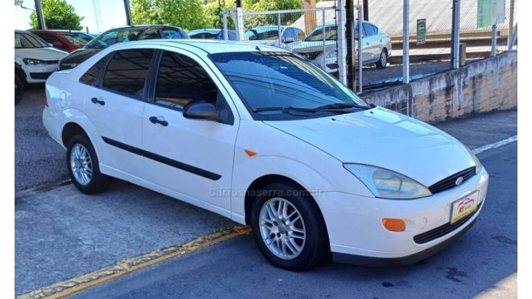 FORD - FOCUS - 2000/2001 - Branca - R$ 15.000,00