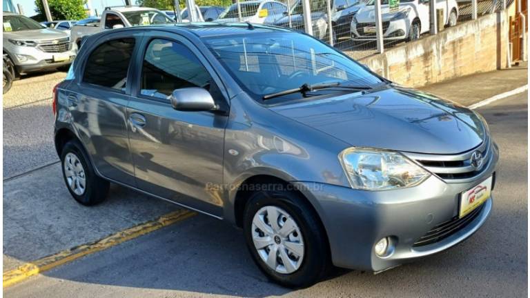TOYOTA - ETIOS - 2013/2013 - Cinza - R$ 39.900,00