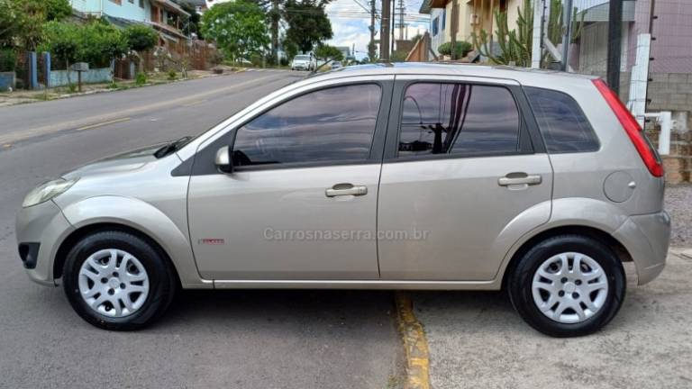 FORD - FIESTA - 2010/2011 - Prata - R$ 22.900,00