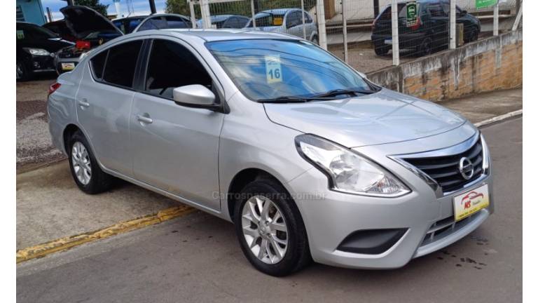 NISSAN - VERSA - 2015/2016 - Prata - R$ 49.900,00