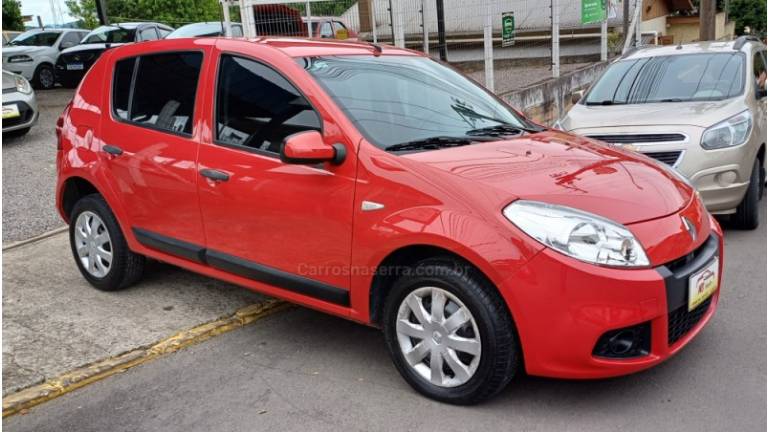 RENAULT - SANDERO - 2011/2012 - Vermelha - R$ 27.900,00